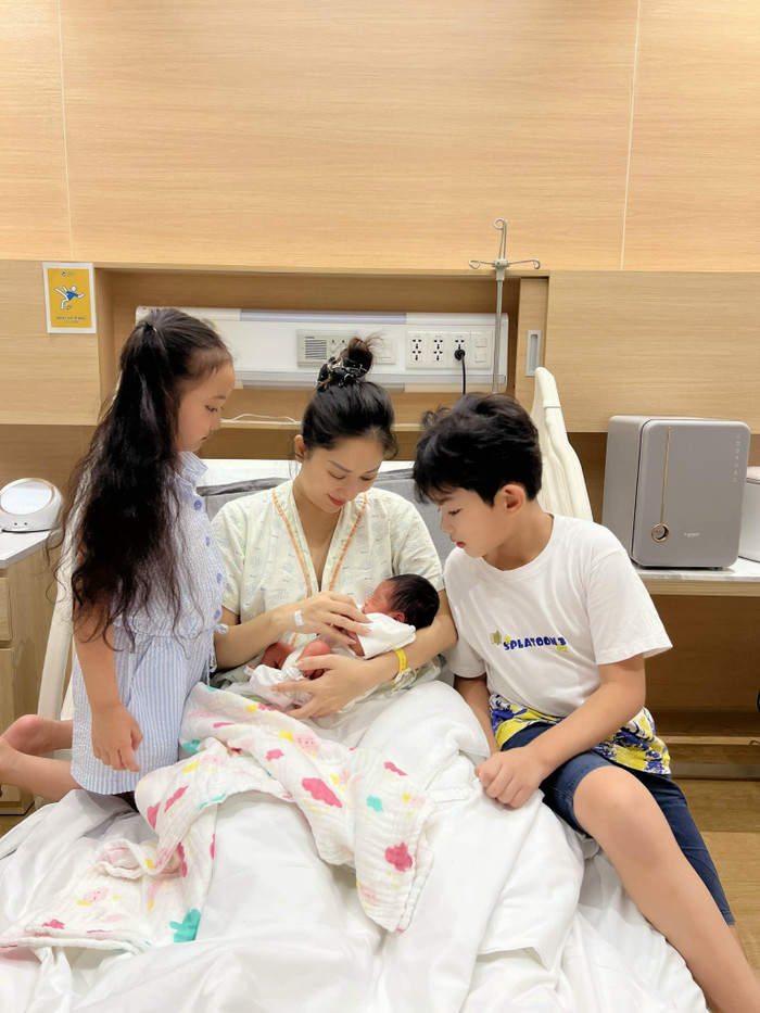Khi xem lại tấm hình này, Khánh Thi vui vẻ chia sẻ thêm: 'Anh Kubi và chị Anna đang ngắm xem em bé giống ai hơn nè'