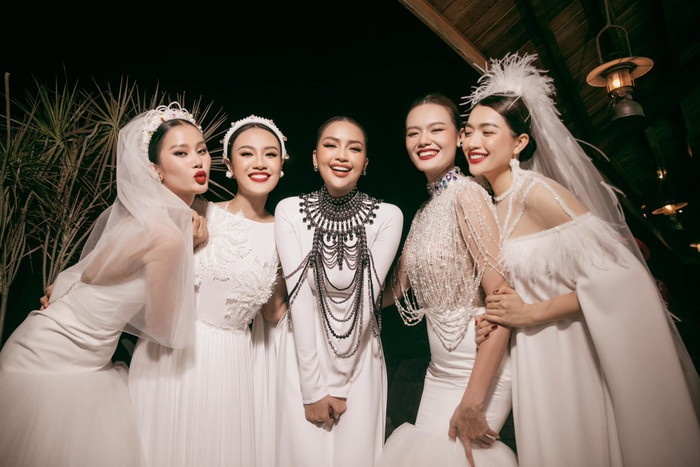 Hương Ly không giấu khỏi sự hạnh phúc khi nhắc về hội chị em thân thiết trong giới showbiz: 'Những sự cổ vũ, động viên của mọi người là tình cảm tình thương chúng ta dành cho nhau trong suốt những năm thánh tuổi trẻ'