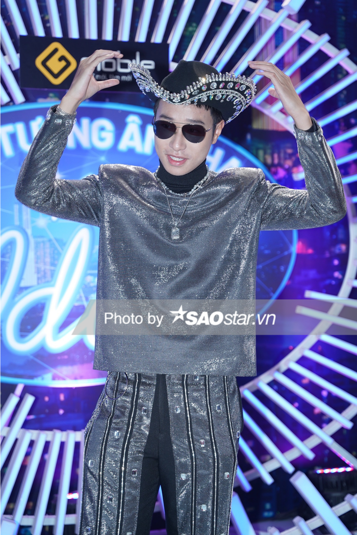Hà An Huy hào hứng với chiếc mũ cao bồi cùng bộ trang phục bắt mắt trước khi chuẩn bị biểu diễn trên sân khấu Vietnam Idol