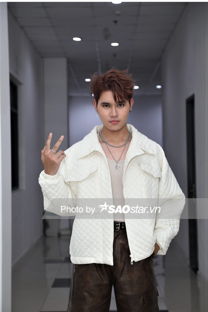 'Thừa thắng xông lên', Lâm Phúc lại tiếp tục mang đến tạo hình trẻ trung, năng động tại liveshow 4 Vietnam Idol. Anh chàng mặc áo trễ cổ, khoác áo trắng và đeo dây chuyền đầy thời thượng