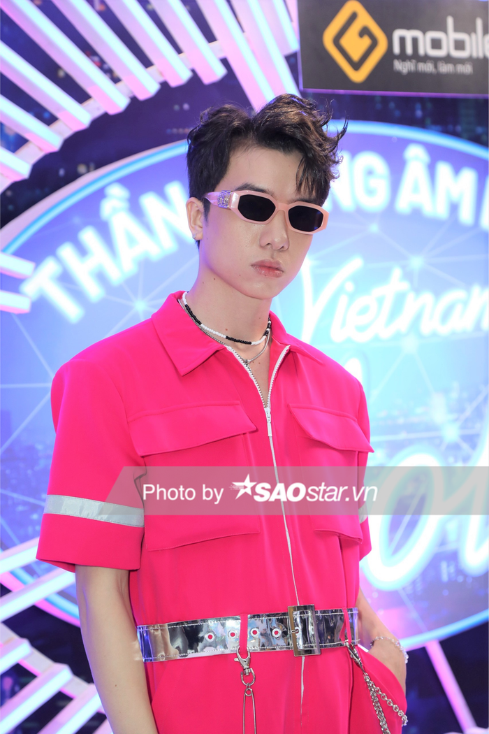 Xuân Định là một trong những thí sinh có bộ trang phục đầy ấn tượng tại liveshow 4 Vietnam Idol với 'cây hồng' từ đầu đến chân. Sự thay đổi ngoạn mục của nam thí sinh khiến khán giả vô cùng kỳ vọng vào anh chàng