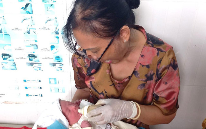 Bé trai sơ sinh được bỏ trong bọc đen đặt ven đường ở An Giang Ảnh 2