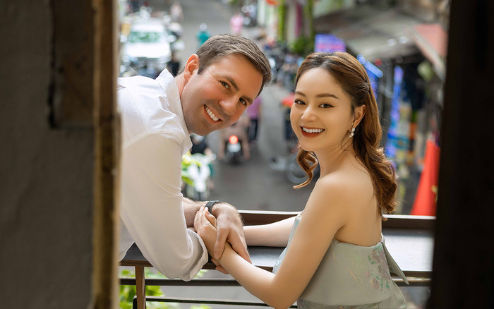 Diễn viên Lan Phương khoe ảnh ngọt ngào cùng chồng Tây trên phố phường Hà Nội Ảnh 2