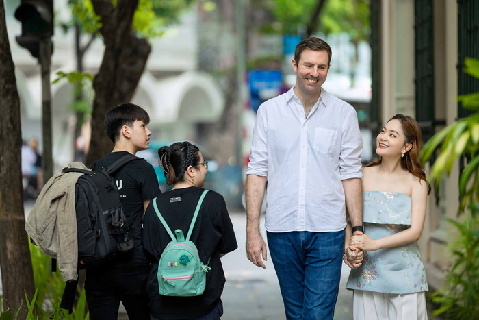 Nữ diễn viên 'lọt thỏm' bên cạnh chồng Tây cao hơn 2m.