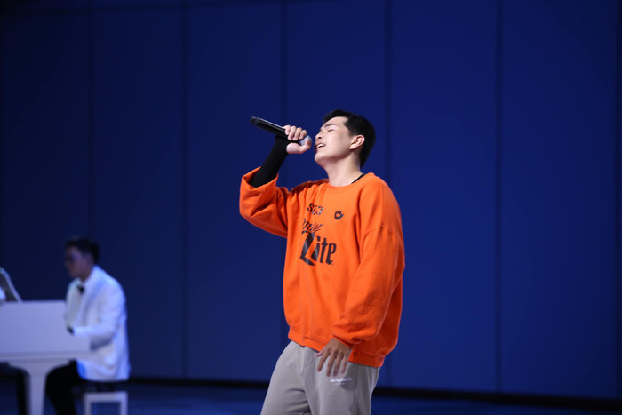  Tri Thức nghẹn ngào nói lời tạm biệt khi dừng chân tại Vietnam Idol 2023 Ảnh 1
