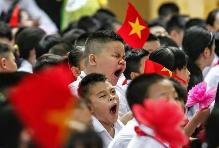 Đến hẹn lại lên, những hình ảnh hài hước trong ngày khai giảng lại được dân tình chia sẻ rầm rộ. Ảnh Facebook Nguyễn Bằng