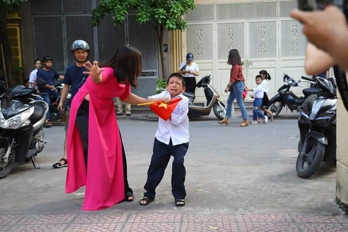 Có lẽ vẫn đang còn tiếc nuối dư âm mùa hè vui nhộn, nhiều bạn nhỏ vẫn chưa muốn vào học lại. Ảnh: Group Trường Người Ta