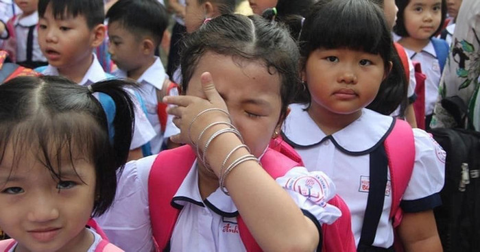 Với những em nhỏ năm nay mới lên lớp 1, bên cạnh cảm giác thích thú vì được mặc đồng phục mới, gặp gỡ những bạn bè mới thì cũng không ít em lo lắng đến bật khóc vì chưa quen thuộc với ngôi trường mới. Ảnh: Vũ Nhung/page KT