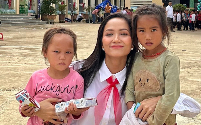 Hoa hậu H'Hen Niê tặng giếng nước cho học sinh vùng cao nhân ngày khai giảng Ảnh 2