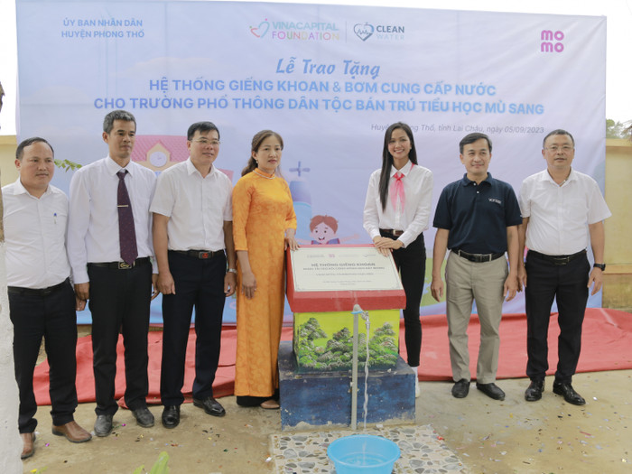 Nàng hậu sinh năm 1992 cùng đoàn VCF còn trao tặng hệ thống giếng khoan, bơm cung cấp nước.