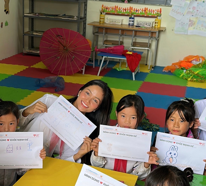 Cô cùng các em nhỏ thực hiện các hoạt động trong ngày khai giảng. 