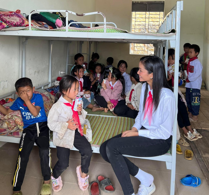 Sau khi dự lễ khai giảng, H'Hen Niê vào lớp thăm các em học sinh và gửi lời chúc mừng năm học mới.