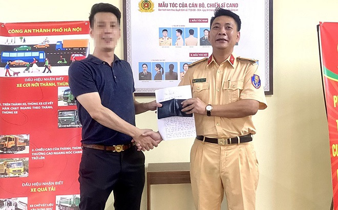 Hành động đẹp của Trung tá cảnh sát với chiếc ví lạ bị đánh rơi Ảnh 2
