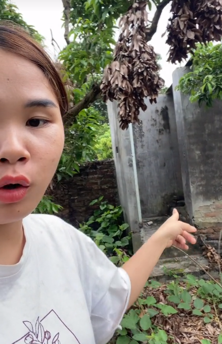 Một cánh cửa khác ở khu nhà vệ sinh cũng bị khiêng đi mất. (Ảnh: Cắt từ clip Thị Anh) 