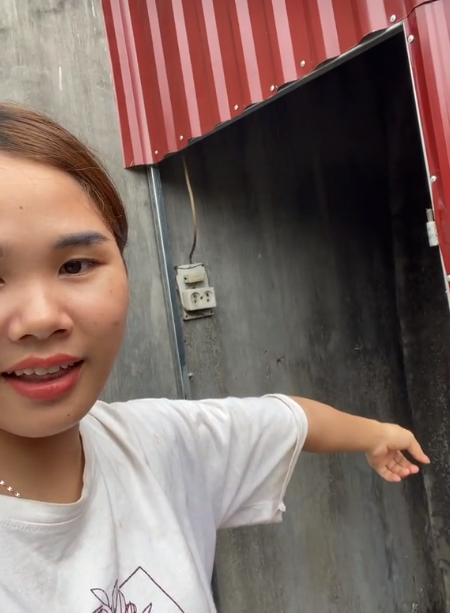 Cánh cửa nhà tắm đã 'không cánh mà bay' sau 1 ngày cặp vợ chồng về quê nghỉ lễ quay trở lại thành phố (Ảnh: Cắt từ clip Thị Anh) 