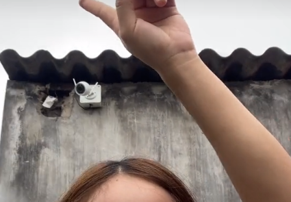 Camera được lắp đặt gần đó cũng bị kẻ xấu giở trò (Ảnh: Cắt từ clip Thị Anh) 