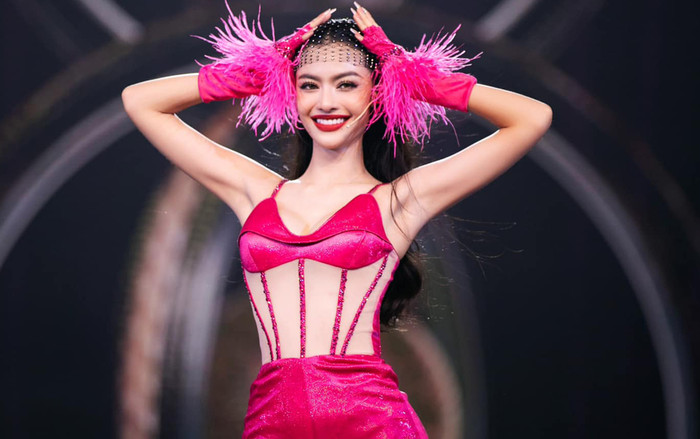 Diện váy ngắn đi hát, LONA Kiều Loan khoe điểm 'đắt giá' khiến ai cũng trầm trồ Ảnh 2