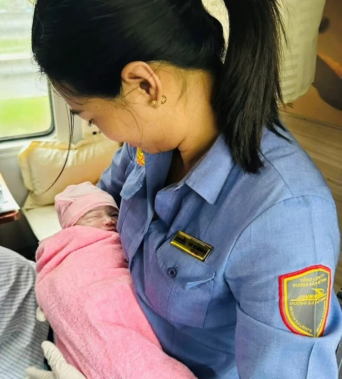 Sản phụ được các nhân viên trên tàu cùng các hành khách đỡ đẻ thành công, cháu bé và mẹ đều an toàn, mạnh khỏe. Ảnh: VTC News