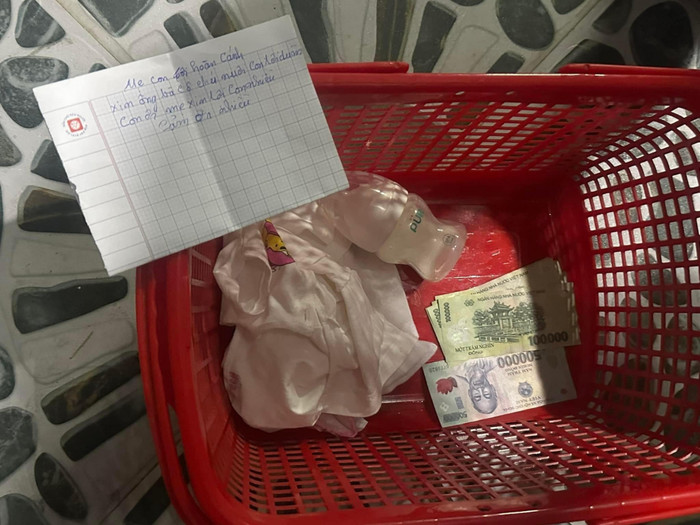 Một ít đồ dùng cùng lời nhắn của người thân để lại. (Ảnh: Phụ nữ) 