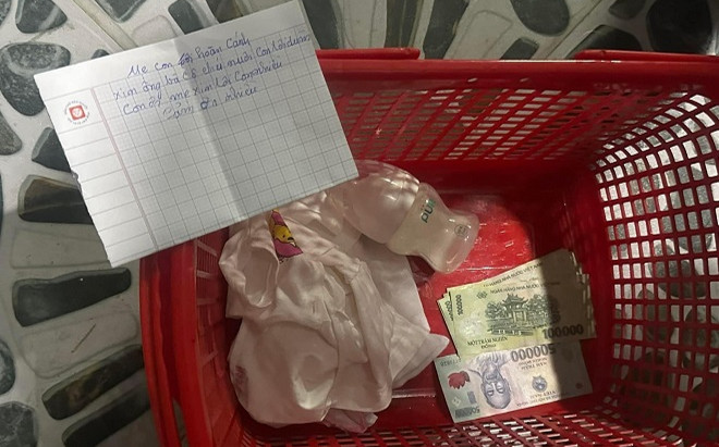Bé sơ sinh bị bỏ rơi trước cổng nhà kèm ít tiền mặt và mảnh giấy nhờ nuôi hộ Ảnh 2
