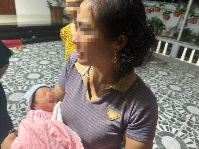 Bé gái sơ sinh được phát hiện bị bỏ rơi trước cổng nhà dân. (Ảnh: Tiền Phong) 