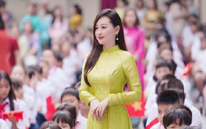 Xuất hiện xinh đẹp ở lễ khai giảng, nữ giáo viên khiến dân tình rần rần tìm info Ảnh 2