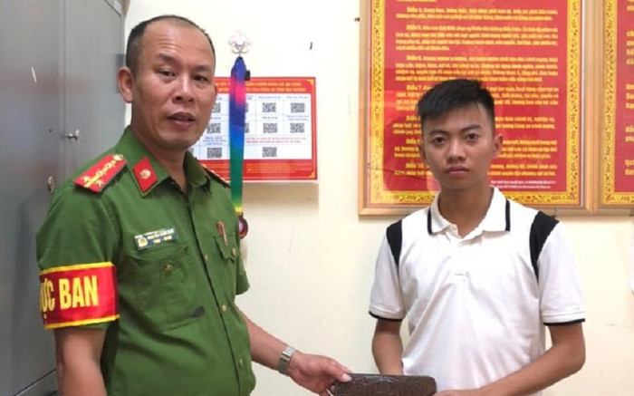 Hành động đẹp của nam sinh SN 2005 khiến nữ Hiệu trưởng cảm kích Ảnh 2