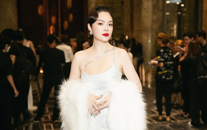 Dương Cẩm Lynh mặc gợi cảm khoe vai trần, rạng rỡ trở lại sau biến cố Ảnh 2