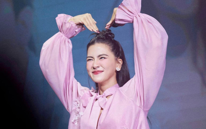 Diện váy vướng víu, Hà Nhi vẫn trèo xuống sân khấu để gặp một nhân vật đặc biệt Ảnh 2