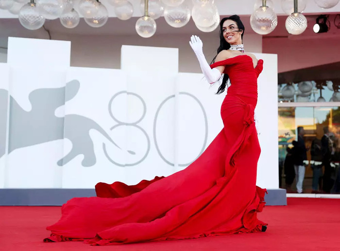  Bạn gái Ronaldo dát trang sức bạc tỉ, phô trọn body 'đồng hồ cát' tại LHP Venice Ảnh 3