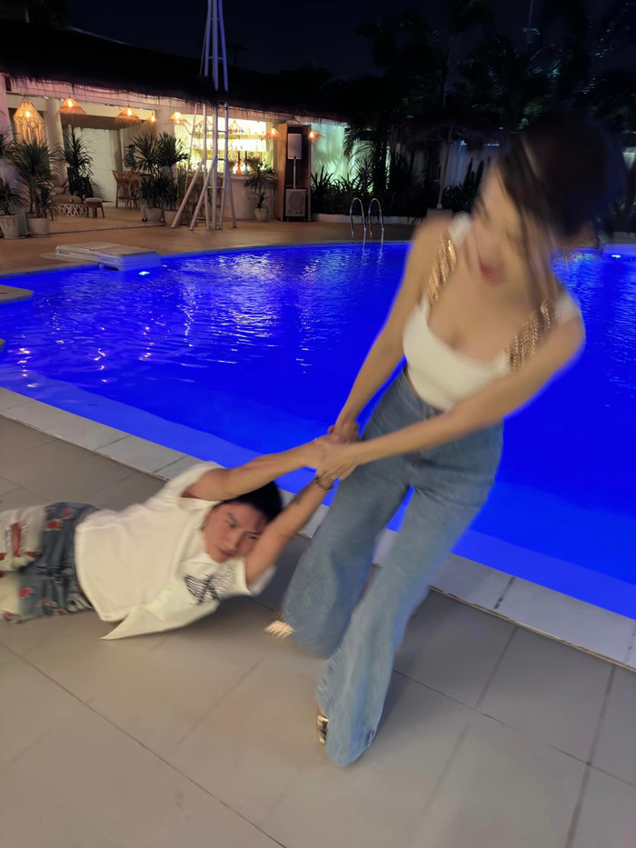 Puka ra sức kéo Gin Tuấn Kiệt về mặc cho đằng ấy gào thét trong vô vọng. 