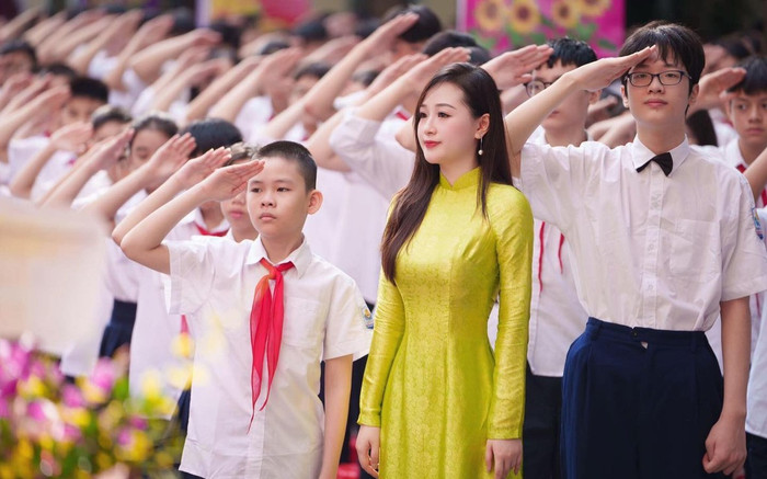 Đã tìm ra danh tính cô giáo xinh đẹp gây sốt mạng xã hội trong lễ khai giảng Ảnh 2
