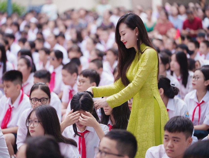 Ngay sau khi loạt ảnh của nữ giáo viên này được chia sẻ trên nhiều diễn đàn, cư dân mạng đã nhanh chóng tìm ra 'info' của cô giáo.