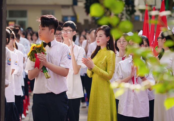 Theo đó, nữ giáo viên này là cô Nguyễn Mỹ Linh (sinh năm 1997), hiện đang giảng dạy Ngữ văn tại một trường cấp 2 ở Hà Nội.
