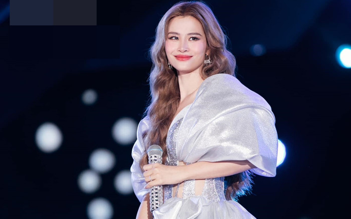 Đang hát mà nhạc bỗng dưng bị tắt, Đông Nhi 'ứng biến' ngay trên sân khấu Ảnh 2