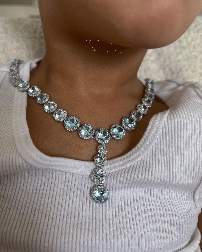 Phạm Hương còn vui vẻ ướm vòng lên cổ con trai