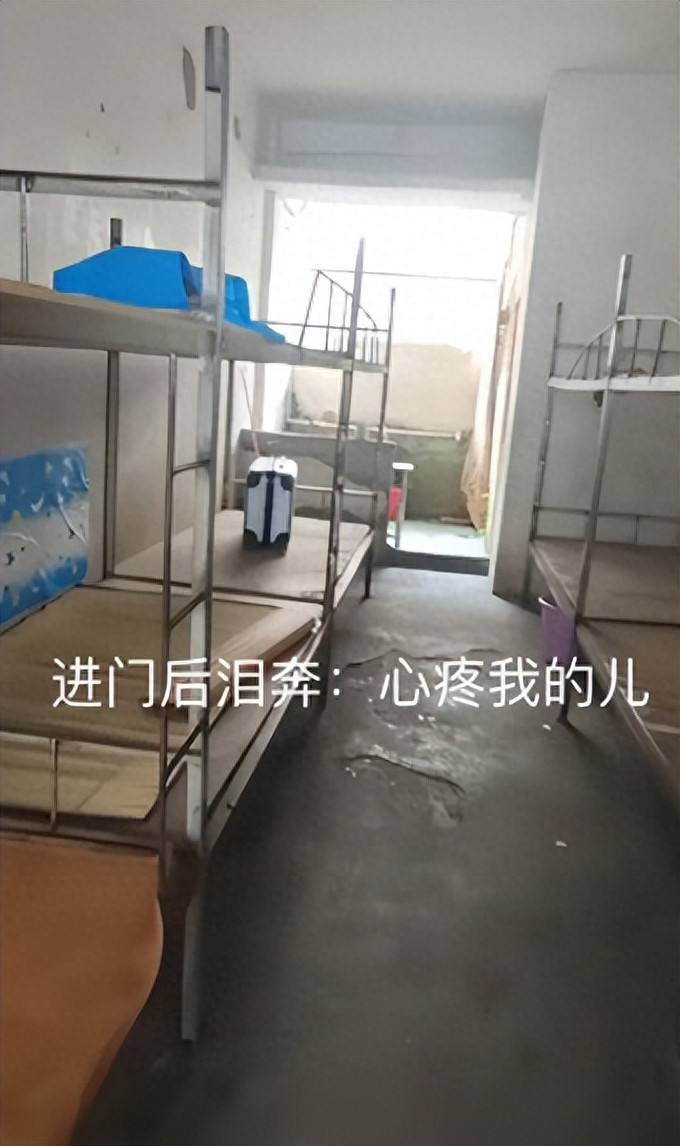  Đưa con đi nhập học, mẹ tái mặt khi bước vào phòng ký túc xá Ảnh 2