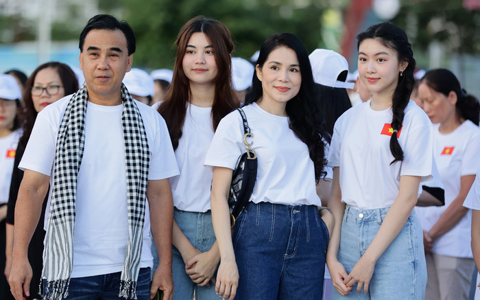 Hai ái nữ nhà MC Quyền Linh khoe nhan sắc ngọt ngào qua 'cam thường' Ảnh 2