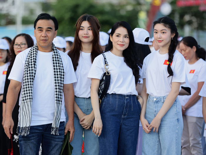  Hai ái nữ nhà MC Quyền Linh khoe nhan sắc ngọt ngào qua 'cam thường' Ảnh 2