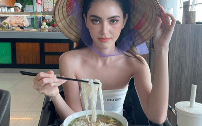 'Ma nữ' Thái Lan đội nón lá ăn phở ở sân bay Tân Sơn Nhất khiến fan thích thú Ảnh 2