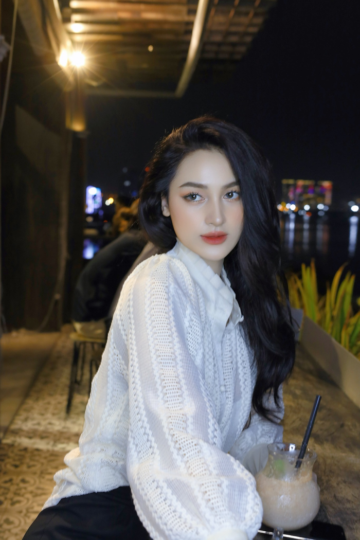 Giống Emma Lê, H'Duyên BKrông là tân binh của đấu trường sắc đẹp nhưng được khán giả chú ý nhờ nhan sắc tựa con lai, dù người đẹp sinh ra trong gia đình thuần Việt. 