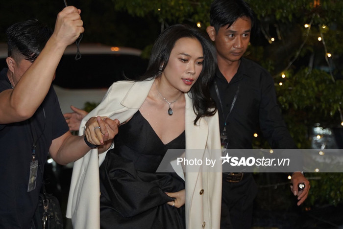 Mỹ Tâm diện trang phục váy đen sang trọng, thanh lịch. Do thời tiết mưa, cô cùng BGK đã phải 'đội mưa' đến địa điểm ghi hình. 