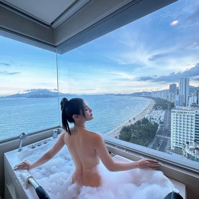  Phương Trinh Jolie bán nude đầy táo bạo, được Lý Bình trổ tài làm 'phó nháy' Ảnh 1