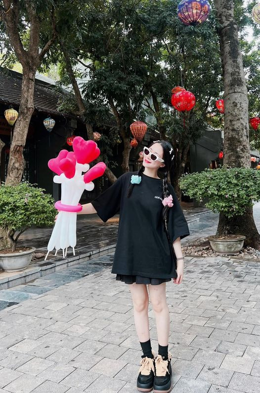  Diện trang phục nhí nhảnh, Hòa Minzy được netizen khen trẻ như 'gái 18' Ảnh 1