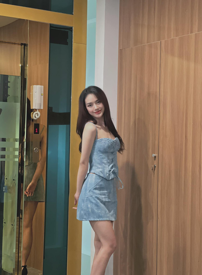 Mai Phương Thảo là cựu học sinh chuyên Văn của THPT chuyên Hạ Long. Cô được fan sắc đẹp nhận xét có đôi chút giống với Hoa hậu Phương Khánh (Miss Earth 2018).