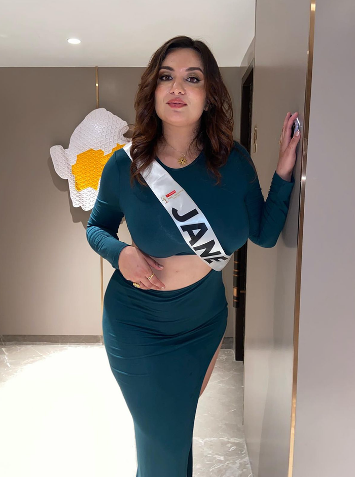 Jane diện các trang phục ôm tôn dáng trong các hoạt động.