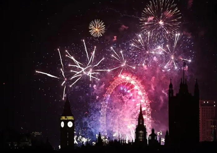 Pháo hoa trên vòng quay London Eye và Cung điện Westminster ở trung tâm London. Ảnh: Getty