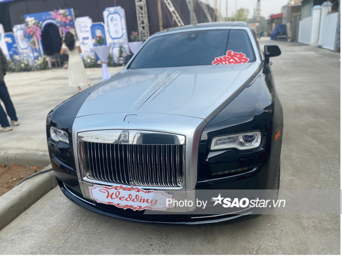 Điểm nhấn của đoàn đón dâu chính là chiếc xe Rolls Royce và Bentley. 