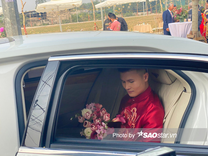 Quang Hải trong chiếc xế hộp tiền tỉ.