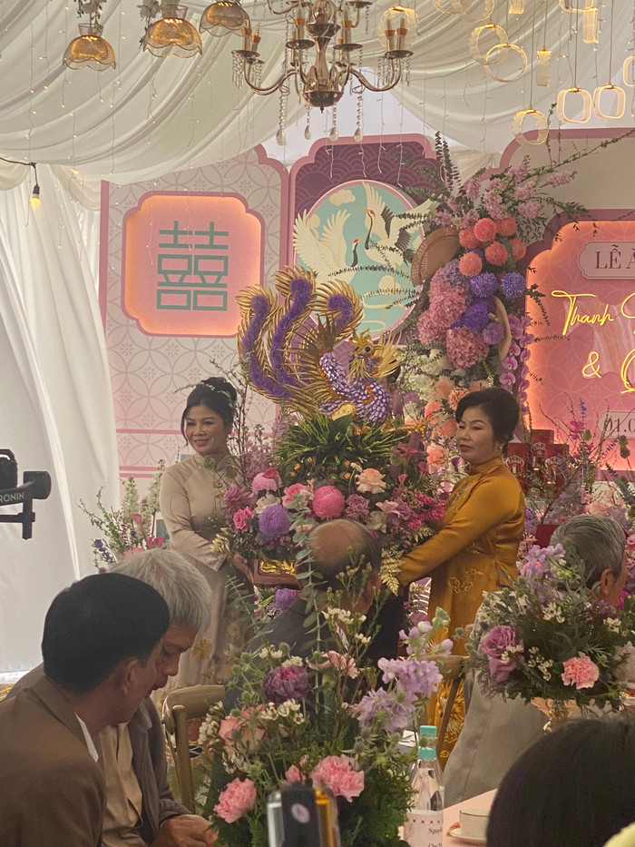 Hôn lễ có sự tham dự của gia đình 2 bên, cùng với đó là những bạn bè, đồng nghiệp thân thiết.